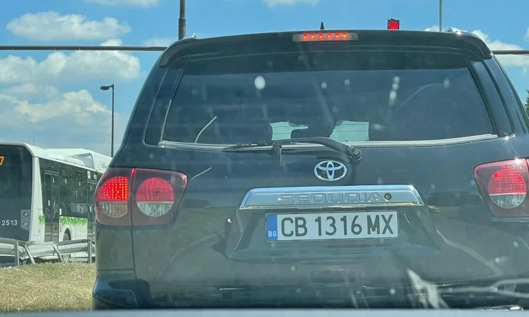 Като мутрите: Кортеж от черни джипове вози Слави Трифонов (ВИДЕО) - Tribune.bg