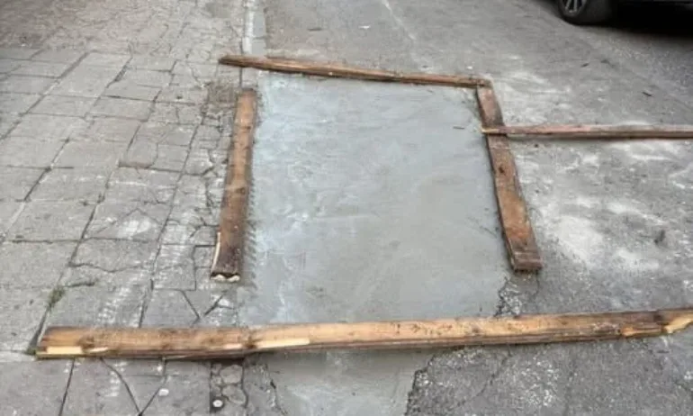Живущи в идеалния център на София ремонтират сами огромна дупка, след месеци бездействие на Общината - Tribune.bg