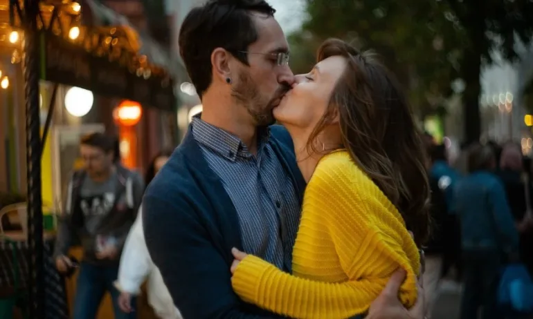 В Деня на влюбените - билети за театър срещу целувка - Tribune.bg