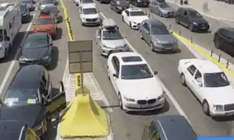 Пропускането на товарни автомобили през граничния контролно-пропускателен пункт (ГКПП) Калотина“