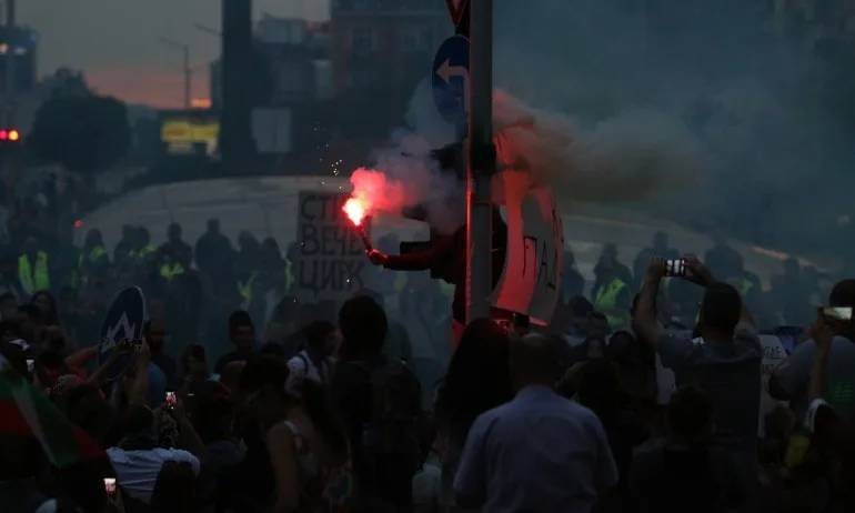 25-годишен е задържаният с повдигнато обвинение след ексцесиите на протеста - Tribune.bg