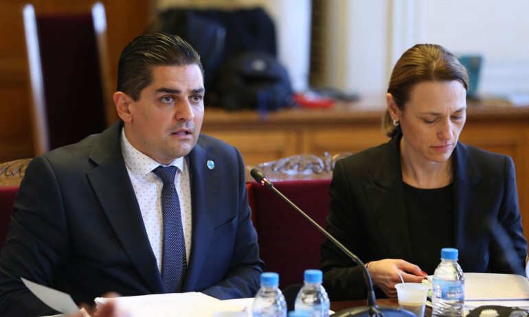 Колтуклиева към Радостин Василев: Най-мразеният човек в държавата се казва Кирил Петков, опасен нарушител на закона - Tribune.bg