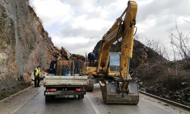 Разчистват свлачището край Елисейна с хидравличен чук - Tribune.bg