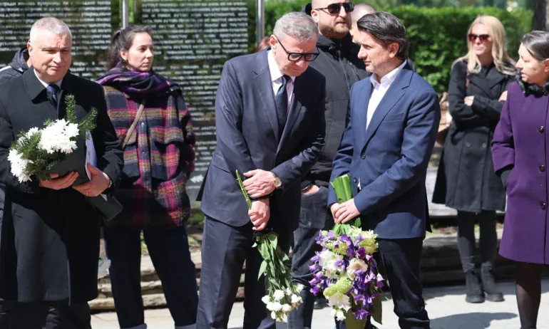 Близки, колеги и приятели изпратиха актьора Васил Банов в последния му път - Tribune.bg