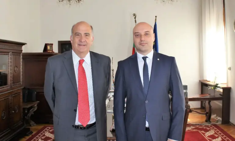 Министър Славов се срещна с посланика на САЩ Кенет Мертен - Tribune.bg