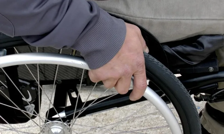 Арестуваха двама, ударили с кола дете в инвалидна количка - Tribune.bg