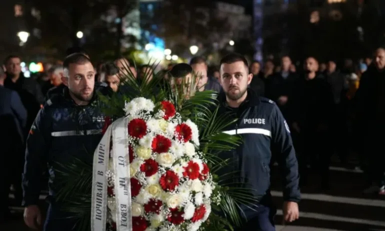 Служители на МВР се събраха на бдение в памет на полицай Димитър Петров - Tribune.bg