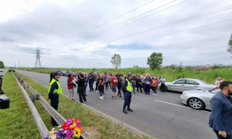 Хиляди на протест в страната в памет на загиналите по пътищата (СНИМКИ) - Tribune.bg