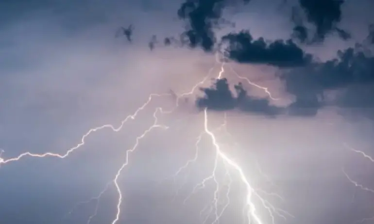 Мълния удари газови контейнери в Оксфорд. Последва мощен взрив - (ВИДЕО) - Tribune.bg