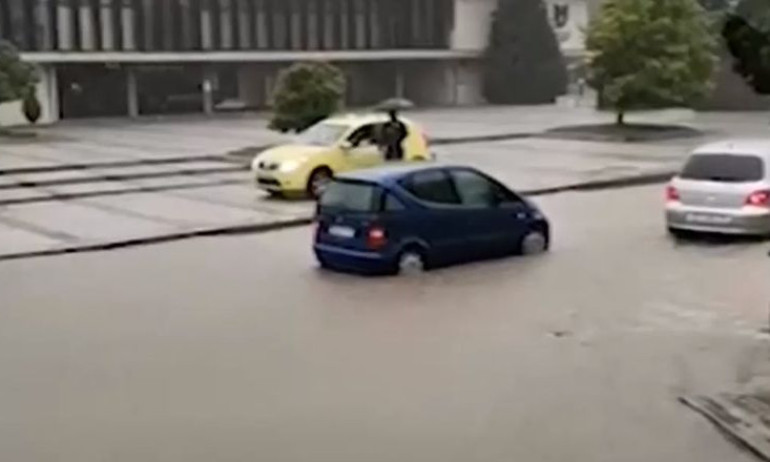 Наводнения в Трявна, десетки къщи са по вода - Tribune.bg