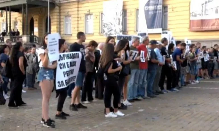 Докато в парламента няма никого – протестиращите срещу Гешев направиха жива верига пред НС (ОБНОВЕНА) - Tribune.bg