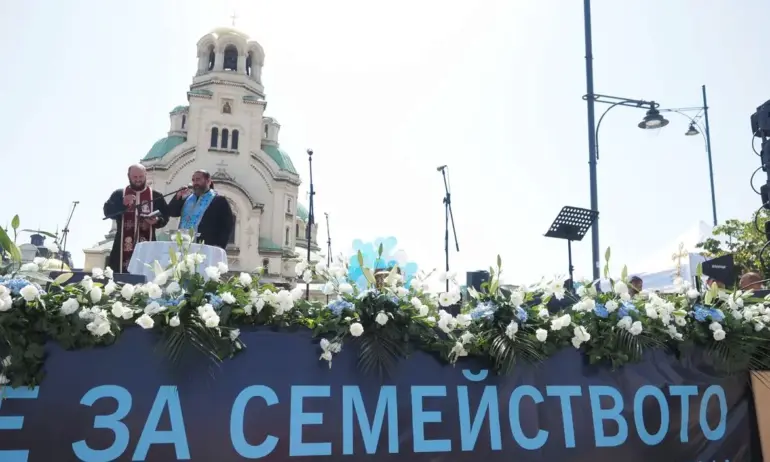Хиляди се стекоха за голямото шествие на християнското семейство (СНИМКИ) - Tribune.bg