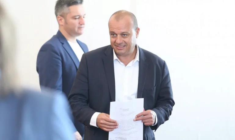 Проданов също призна, че е имало разговори с членове на БСП за новия проект на двамата служебни министри - Tribune.bg