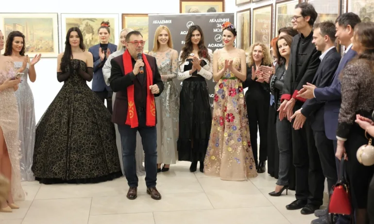 Проф. Любомир Стойков: Акцент са цветовете и формите на женствеността, и символите на красивото общуване! - Tribune.bg