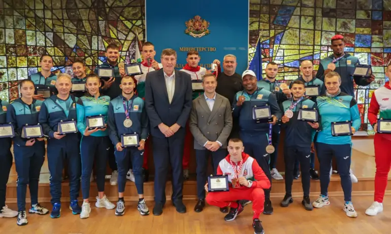 Георги Глушков награди медалистите от европейските първенства по бокс - Tribune.bg