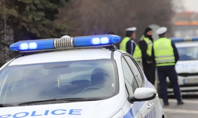 Въоръжени и маскирани обраха инкасо автомобил край Перник - Tribune.bg
