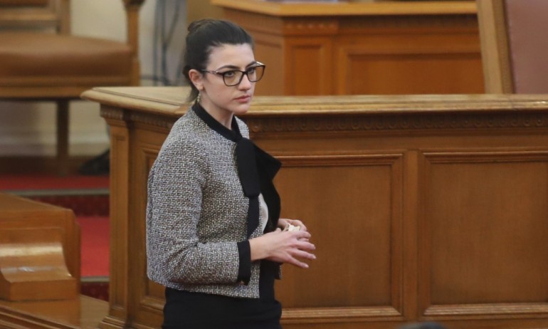 Лена Бориславова начело на комисията за промени в правилника на НС - Tribune.bg