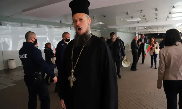 Дионисий: Ако съм предполагал, че ще се появи Кирил Петков, никога не бих излязъл на протест - Tribune.bg