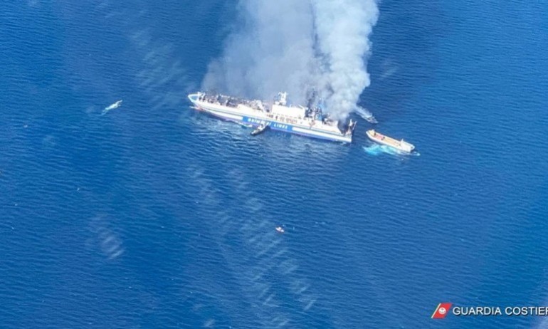 Всички огнища на пожара на борда на ферибота Юрофери Олимпия са загасени, според гръцката брегова охрана - Tribune.bg