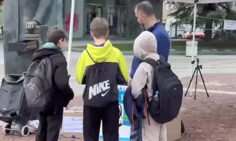 Сигнал: БОЕЦ, ПП/ДБ агитират деца в центъра на Благоевград (СНИМКИ) - Tribune.bg