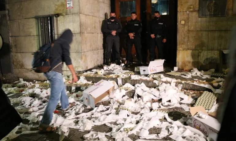 Вандалщина: Протестиращите правиха омлет по сградата на МВР (СНИМКИ) - Tribune.bg