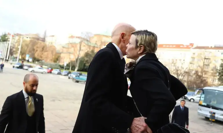 Служителка, пътувала с Калина: Разтревожена беше, притеснена, и тя е човек - Tribune.bg