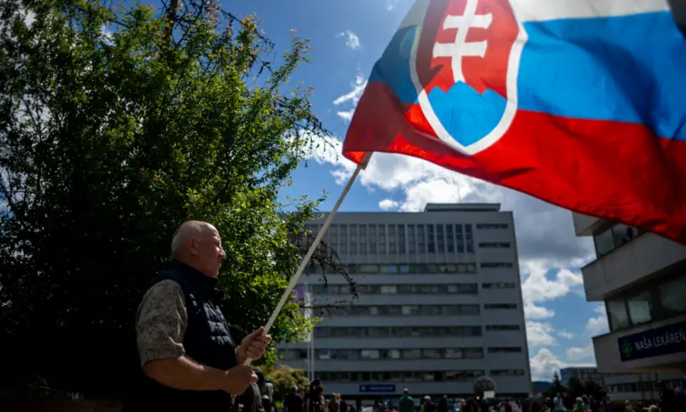 Словакия затяга охраната на политици и налага по-строги правила за протести след атаката срещу Фицо 