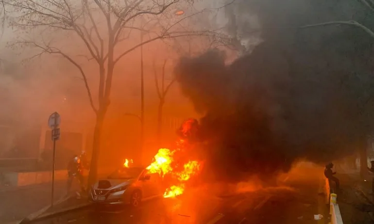 Сблъсъци в Париж: сълзотворен газ, горящи автомобили и повредени сгради - Tribune.bg