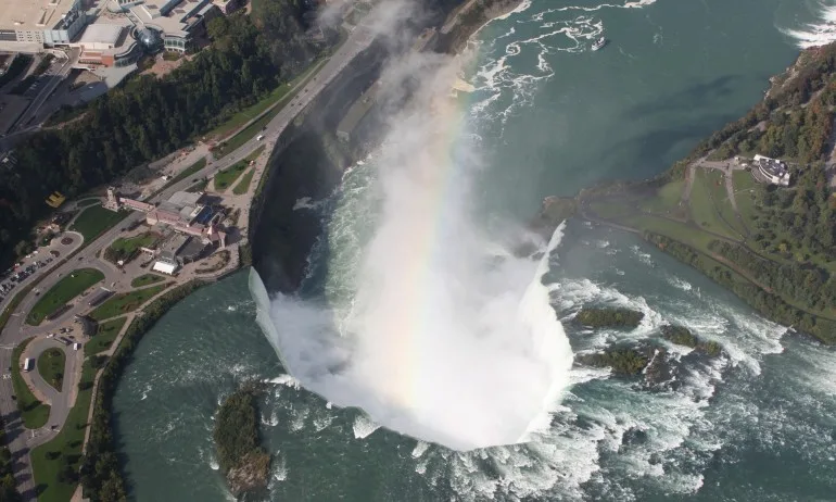 Човек оцеля при падане в Ниагарския водопад - Tribune.bg