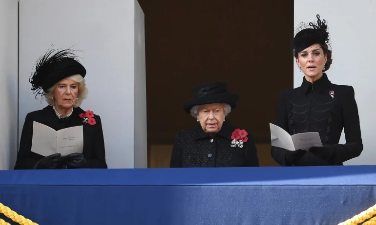 Кейт, Камила и кралицата на един балкон за Деня за възпоменание, но без Меган - Tribune.bg