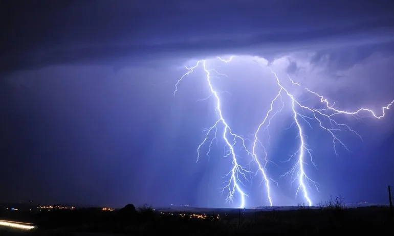 Опасно време: Жълт код за гръмотевични бури и градушки в 10 области на страната - Tribune.bg