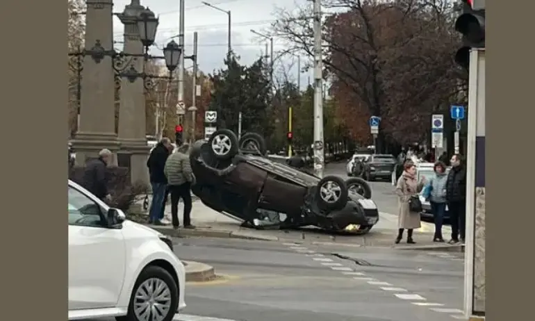 Кола се обърна по таван на „Орлов мост“