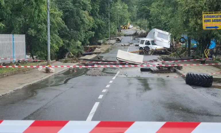 След наводненията: Трудно е прибирането на туристи от Царево - Tribune.bg