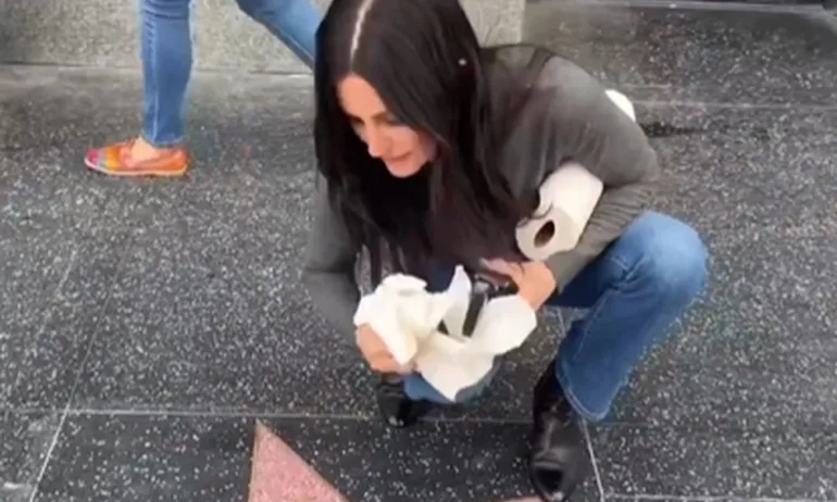 Холивудската звезда Кортни Кокс мие звездите на Алеята на славата.