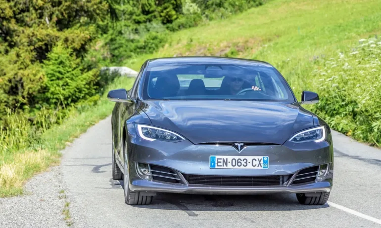 Съд във Флорида осъди Тесла да плати обезщетение от 243 млн. долара заради смъртоносна катастрофа с автомобил с автопилот - Tribune.bg