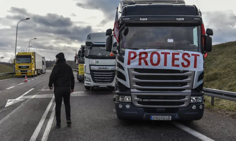 Трети украински шофьор на камион почина при блокадата на границата с Полша - Tribune.bg