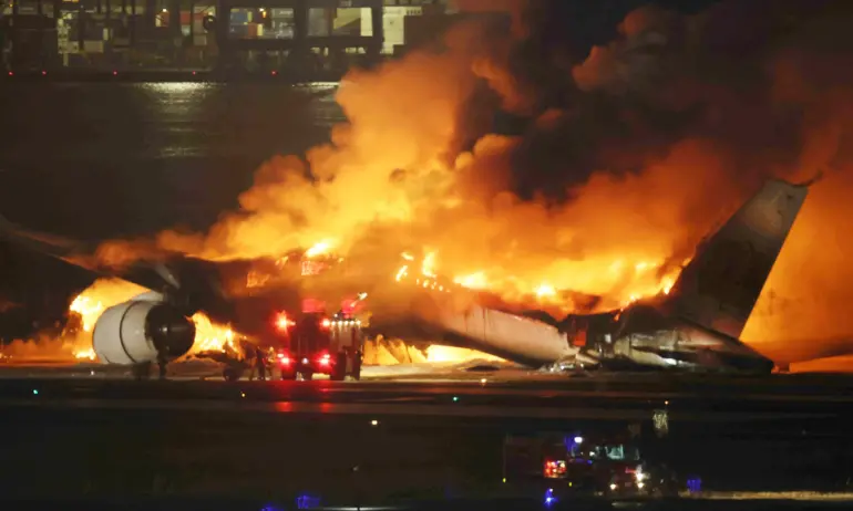 Пет жертви на огъня в самолета на японските авиолинии, капитанът се спасил - Tribune.bg