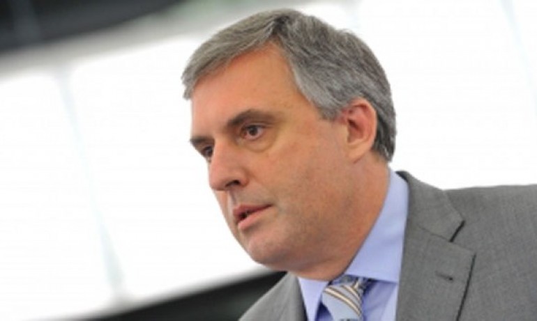 Калфин сравни коалиционните преговори в мола с писмо до Дядо Коледа - Tribune.bg