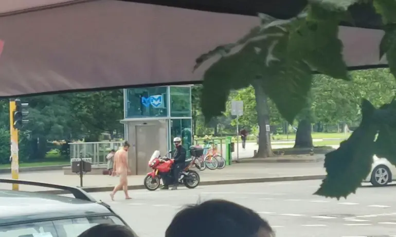 Млад мъж мина чисто гол по столичния бул. Витоша“, видя