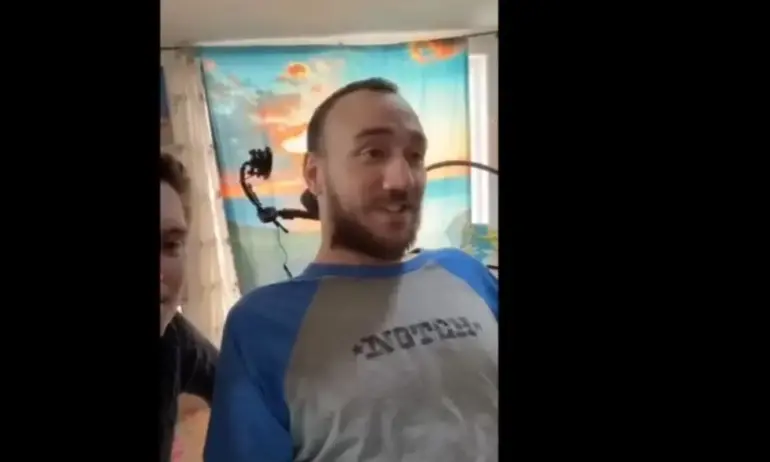 Вижте първия човек с имплантиран в мозъка чип, който играе шах със силата на мисълта (ВИДЕО) - Tribune.bg