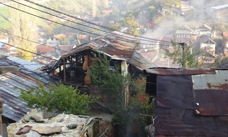 Роми не пускат пожарникари да гасят огън в Шекер махала - Tribune.bg