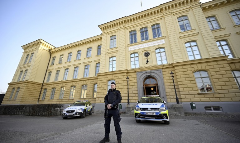 Ученик с брадва и нож уби две жени в шведско училище - Tribune.bg
