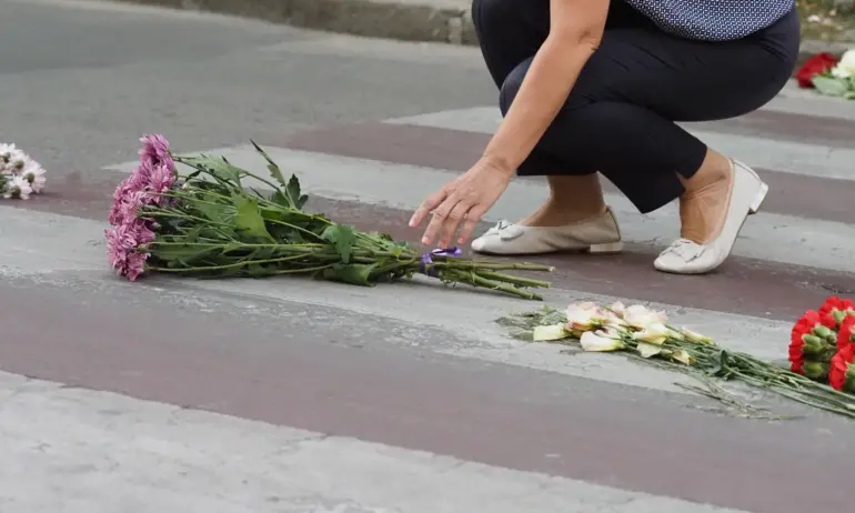 Близки на убитото на пешеходна пътека момче се събраха на мястото на трагедията - Tribune.bg