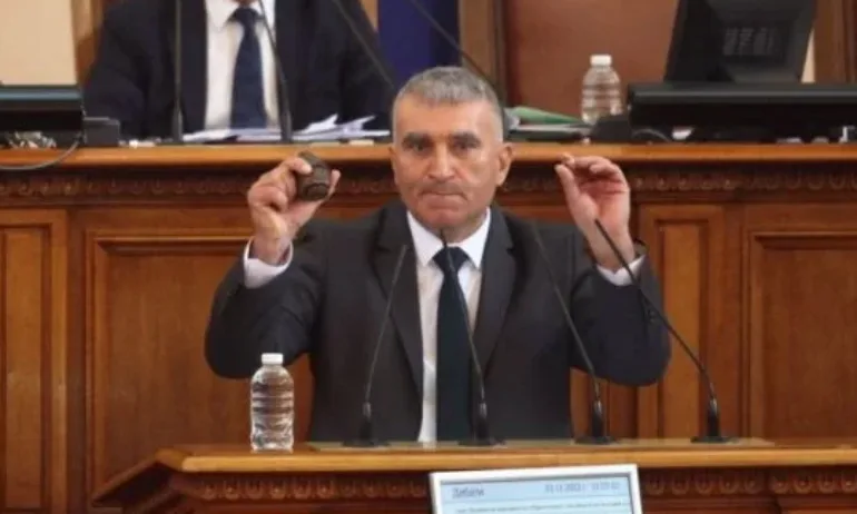 Депутат от Възраждане извади граната на трибуната на парламента - Tribune.bg