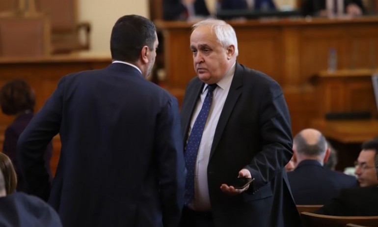 Не били компютри, а компоти: Депутатски син се оказа не финансов експерт, а секретар - Tribune.bg