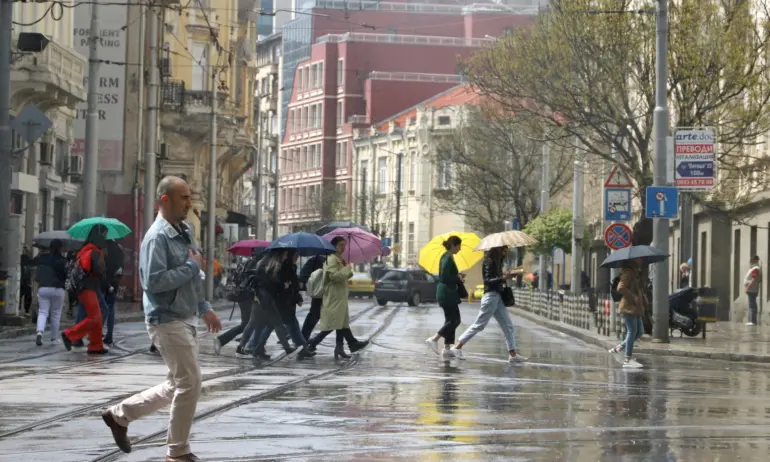 Оранжев код за валежи и бури в 8 области, има риск от градушки - Tribune.bg