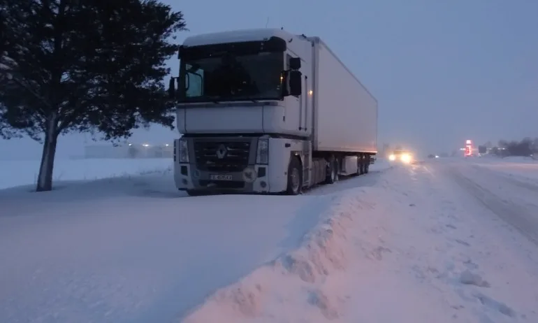 Сняг и опасно време над цялата страна, 855 машини чистят пътищата - Tribune.bg