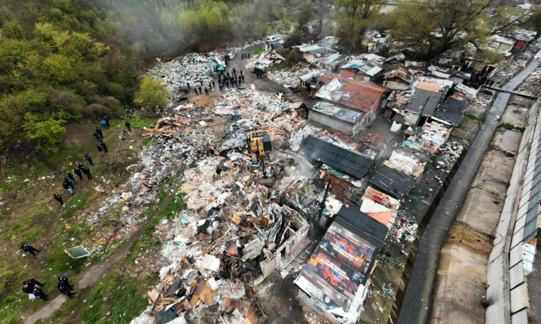 КЗД се самосезира за множествена дискриминация заради премахването на гетото в кв. Захарна фабрика - Tribune.bg