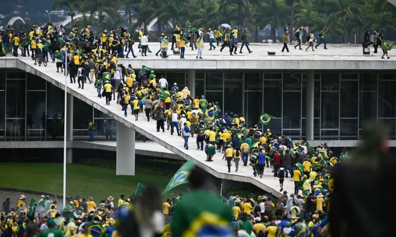 Безредици в Бразилия: привърженици на бившия президент щурмуваха правителствени сгради - Tribune.bg