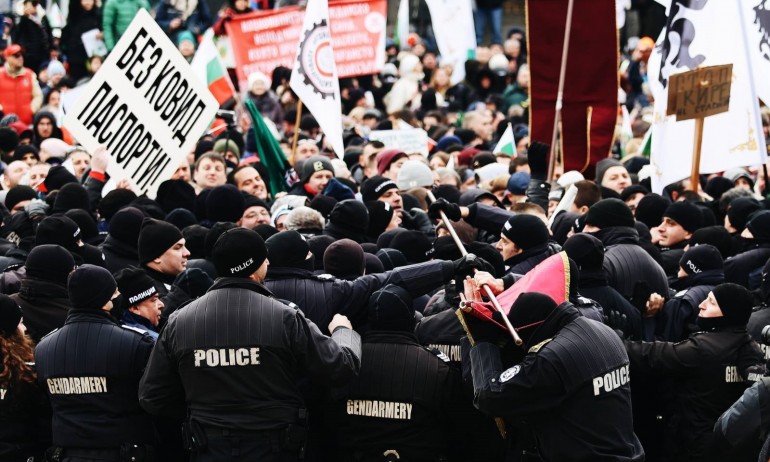 МВР: Четирима полицаи са пострадали на протеста в София - Tribune.bg